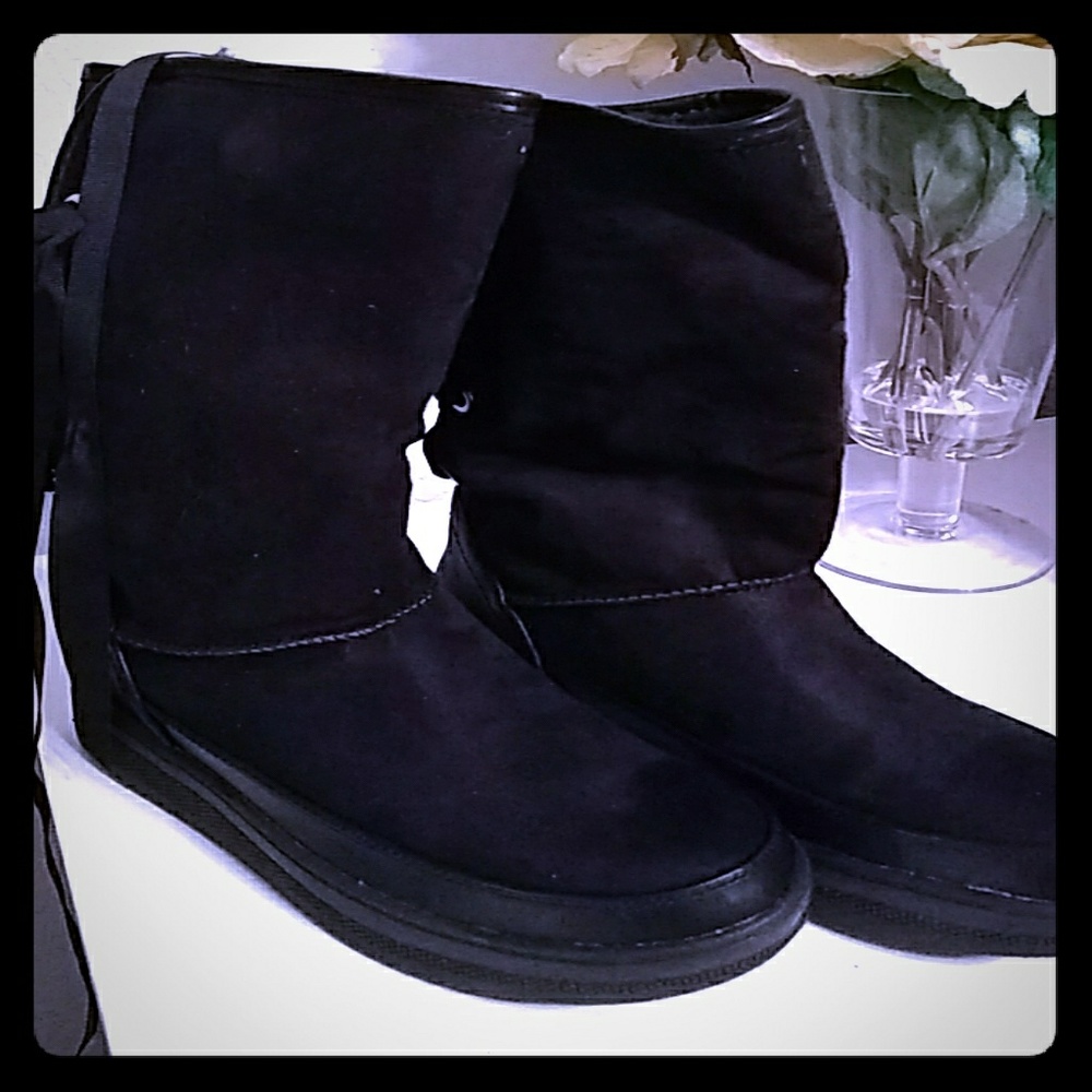 Black winter boots